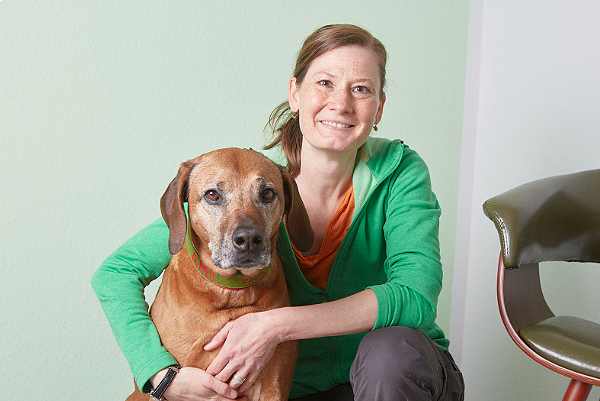 Frau Hund Vertrauen Tierarztpraxis mit den Schwerpunkten Verhaltensmedizin, Physiotherapie und Tierschutz 